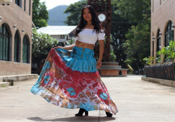Rok panjang dengan motif tie-dye